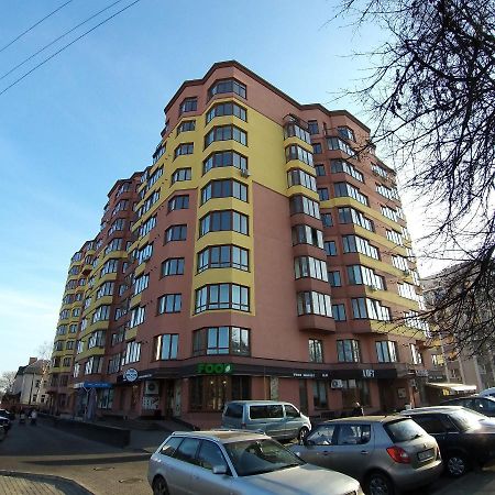 Новобудова Центр Lägenhet Lutsʼk Exteriör bild