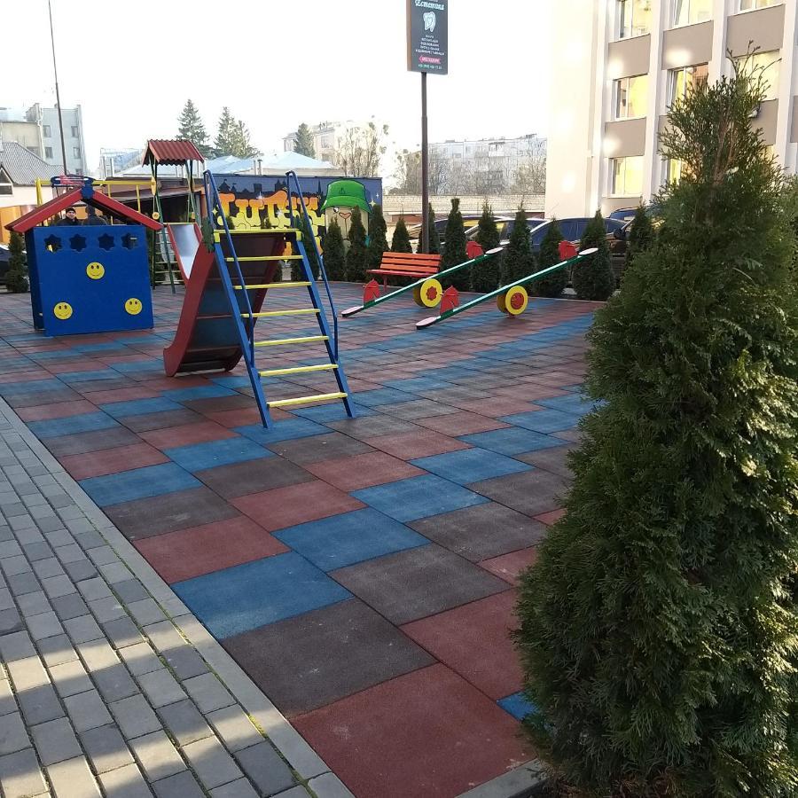 Новобудова Центр Lägenhet Lutsʼk Exteriör bild